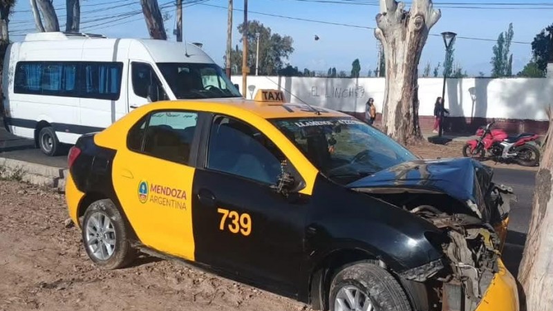Taxista se quedó sin frenos y se estrelló contra un árbol frente a la cancha de Luján Sport Club